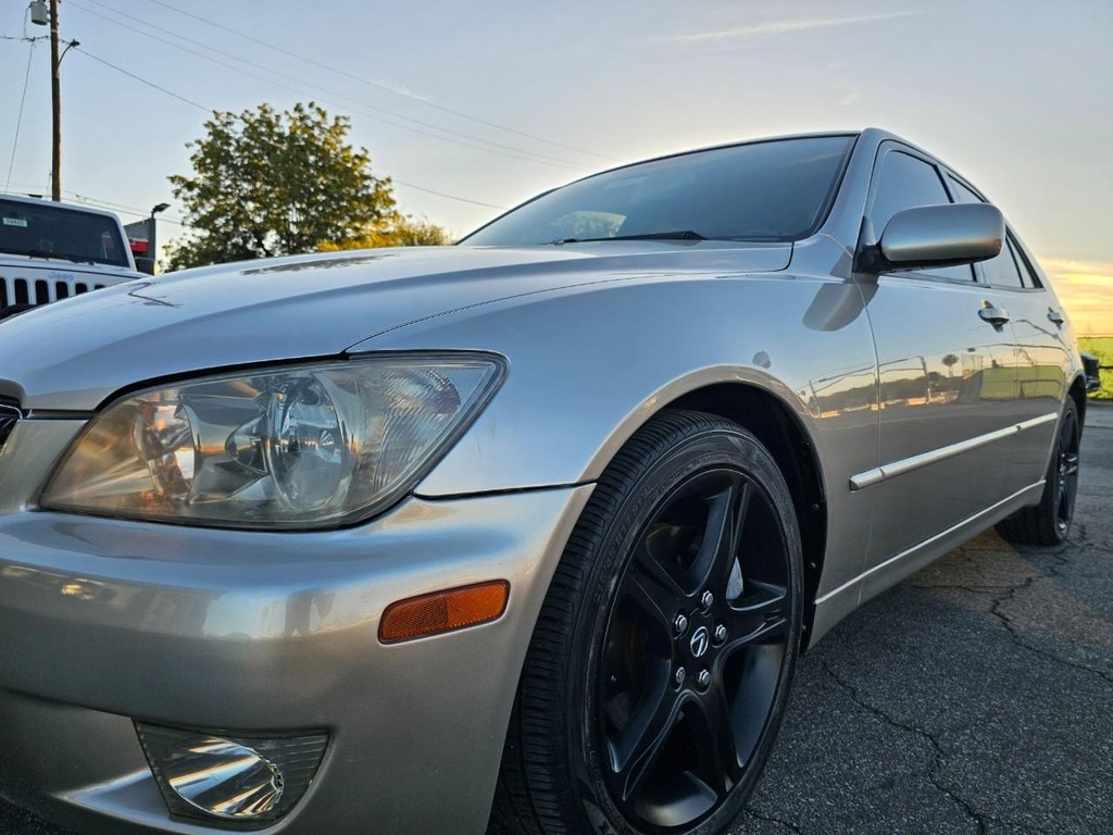 Lexus IS 300 Vehicle Full-screen Gallery Image 11