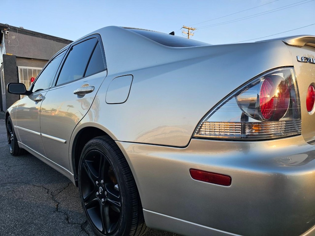 Lexus IS 300 Vehicle Full-screen Gallery Image 12