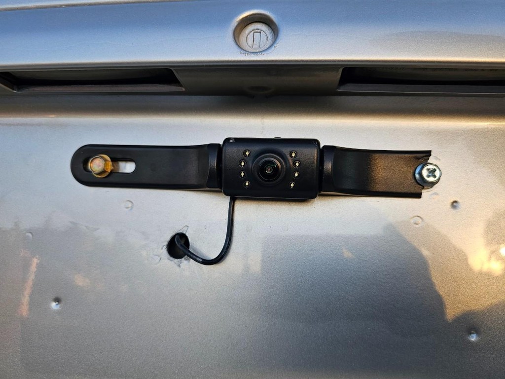 Lexus IS 300 Vehicle Full-screen Gallery Image 14