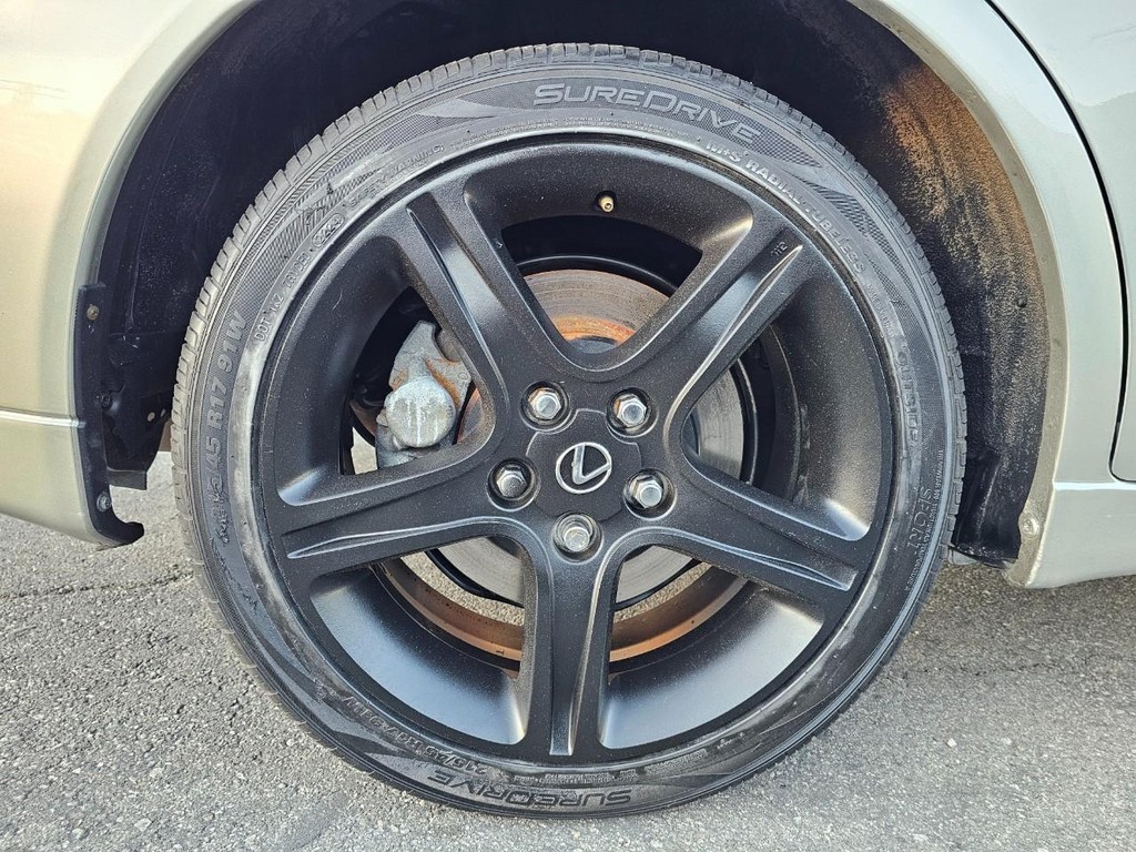 Lexus IS 300 Vehicle Full-screen Gallery Image 16