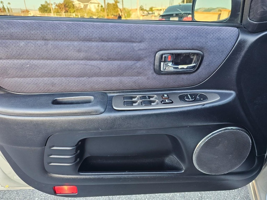 Lexus IS 300 Vehicle Full-screen Gallery Image 17