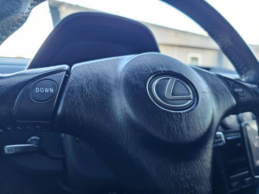 Lexus IS 300 Vehicle Full-screen Gallery Image 19