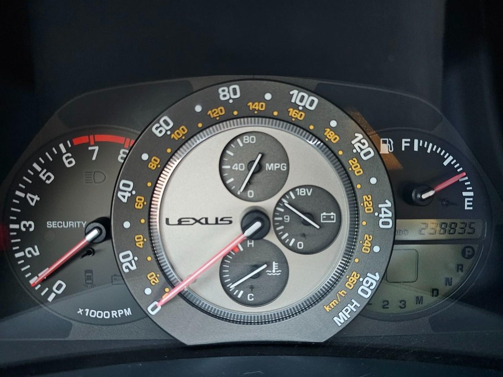 Lexus IS 300 Vehicle Full-screen Gallery Image 21