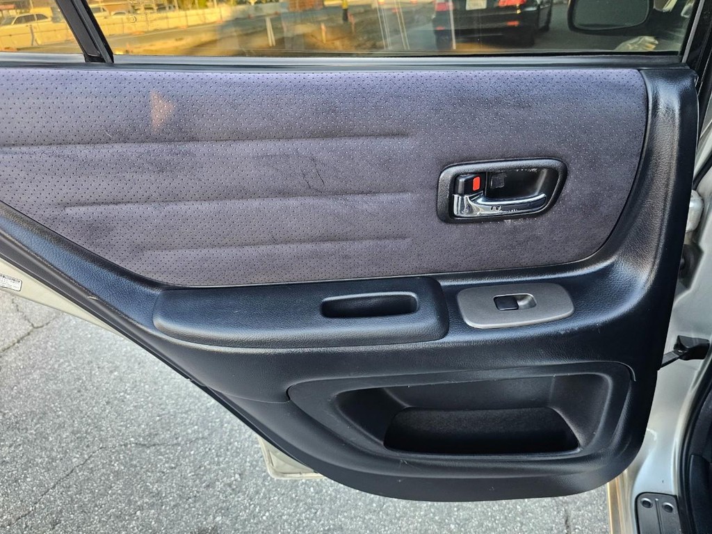 Lexus IS 300 Vehicle Full-screen Gallery Image 24