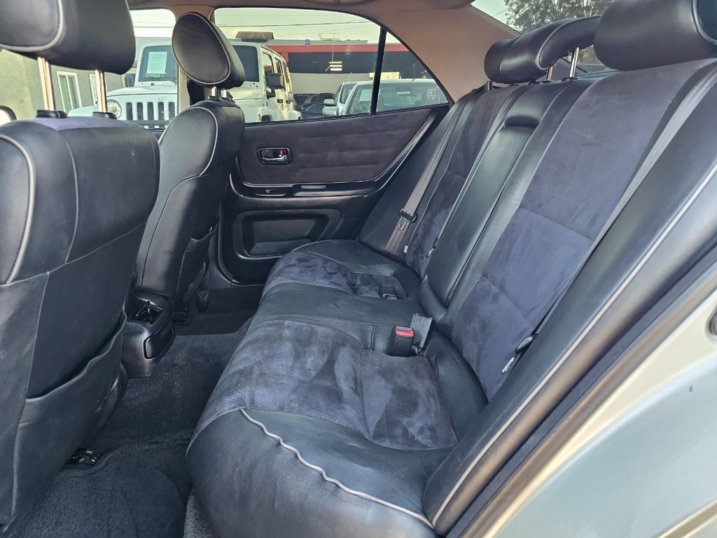 Lexus IS 300 Vehicle Full-screen Gallery Image 25