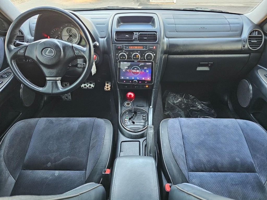 Lexus IS 300 Vehicle Full-screen Gallery Image 26