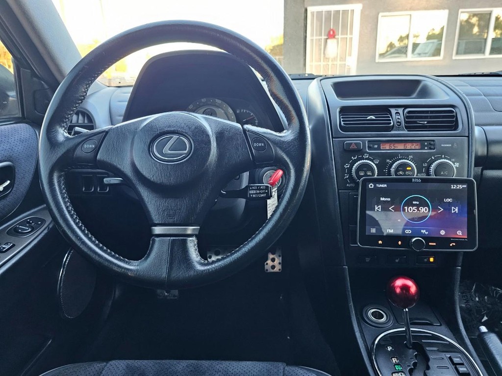 Lexus IS 300 Vehicle Full-screen Gallery Image 27