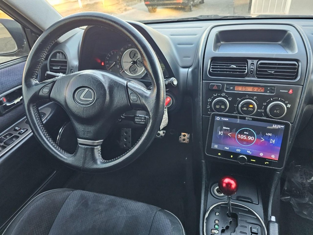 Lexus IS 300 Vehicle Full-screen Gallery Image 28