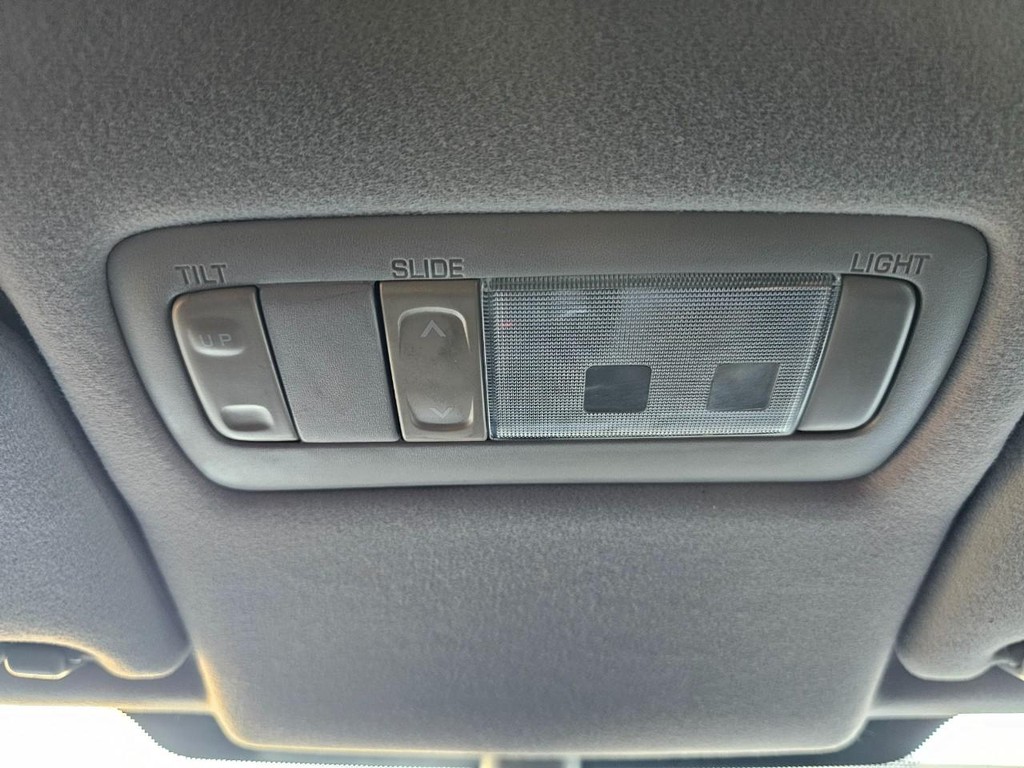 Lexus IS 300 Vehicle Full-screen Gallery Image 32