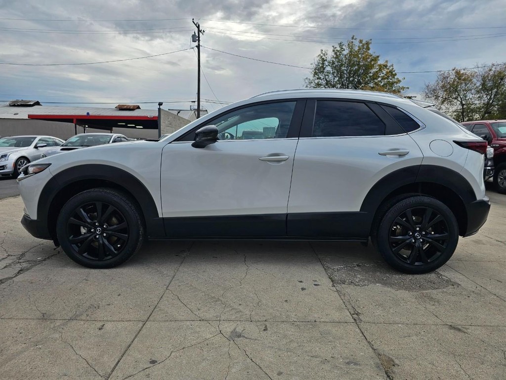 Mazda CX-30 Vehicle Full-screen Gallery Image 3