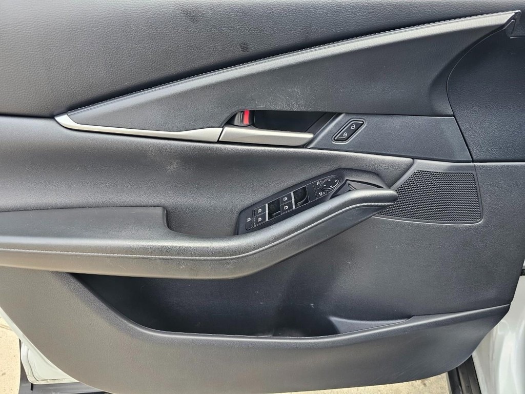 Mazda CX-30 Vehicle Full-screen Gallery Image 18