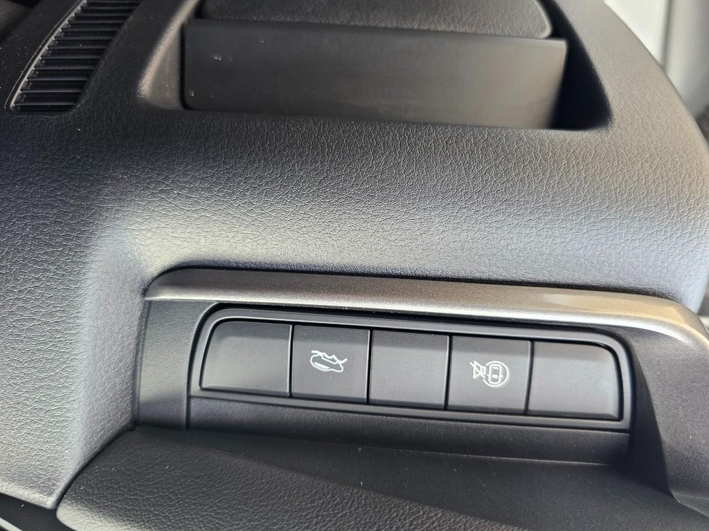 Mazda CX-30 Vehicle Full-screen Gallery Image 20