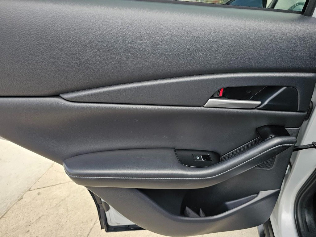 Mazda CX-30 Vehicle Full-screen Gallery Image 25