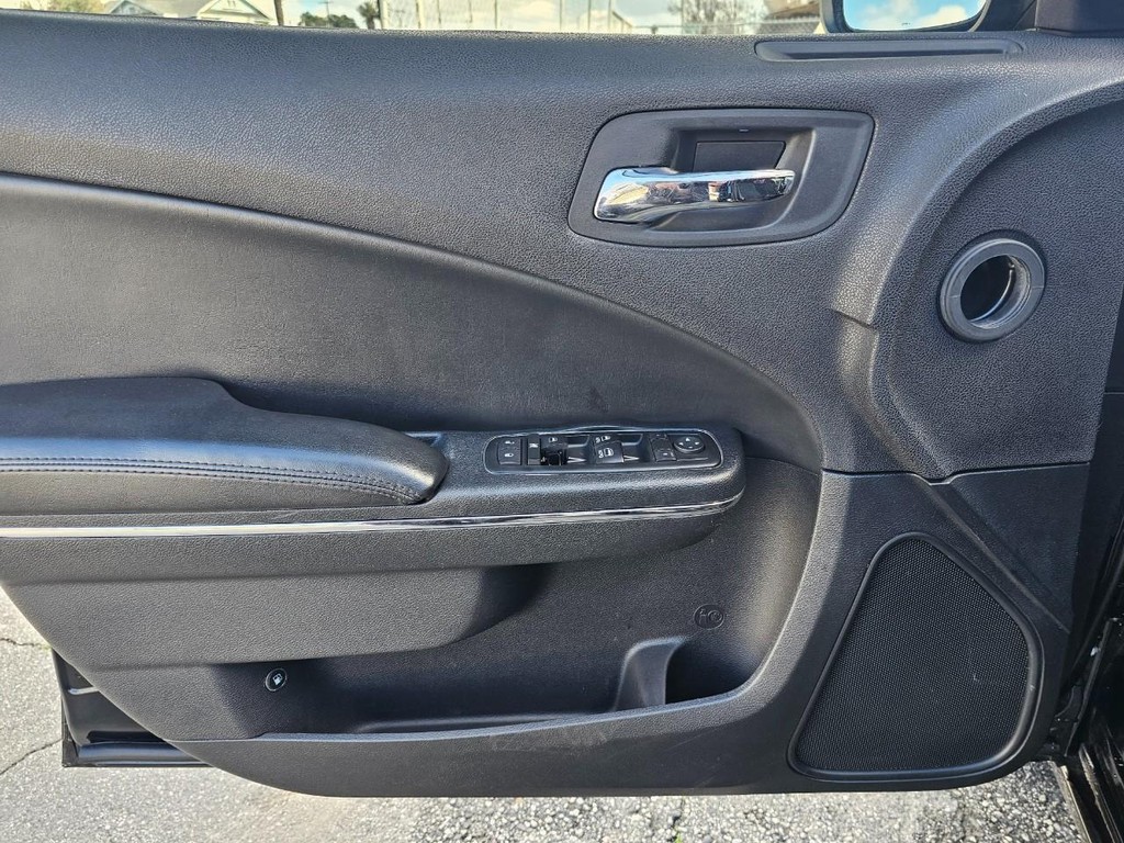 Dodge Charger Vehicle Full-screen Gallery Image 15