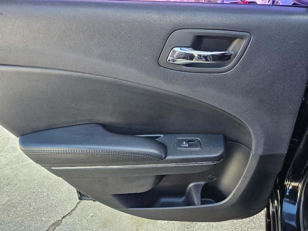 Dodge Charger Vehicle Full-screen Gallery Image 19