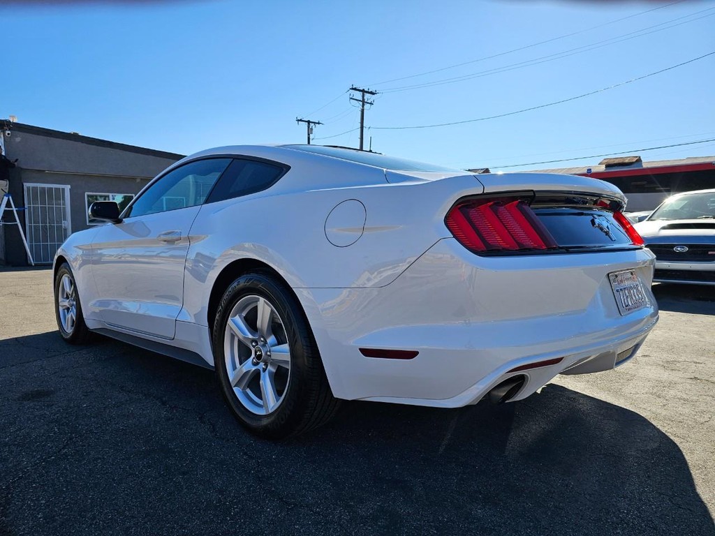 Ford Mustang Vehicle Full-screen Gallery Image 3