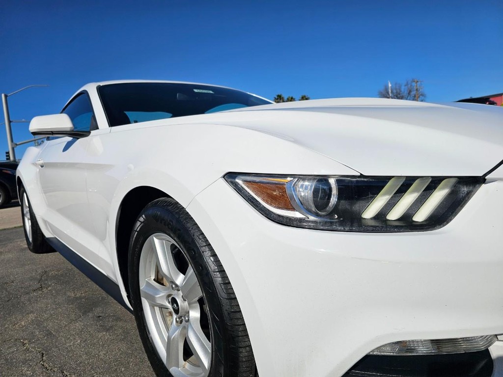 Ford Mustang Vehicle Full-screen Gallery Image 9