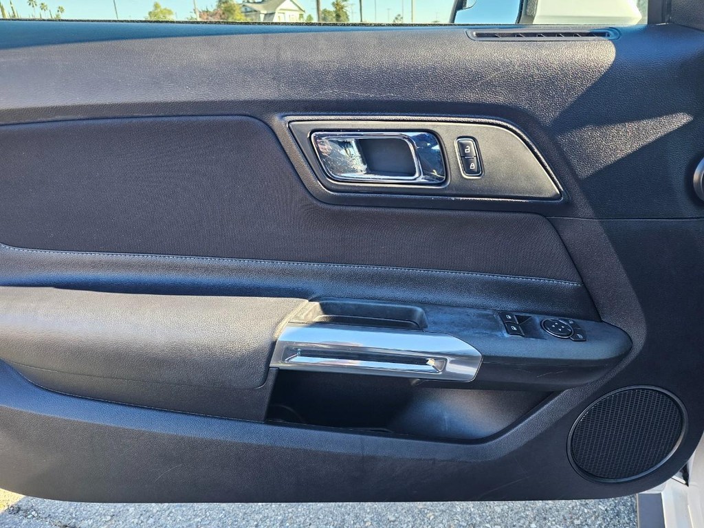 Ford Mustang Vehicle Full-screen Gallery Image 16