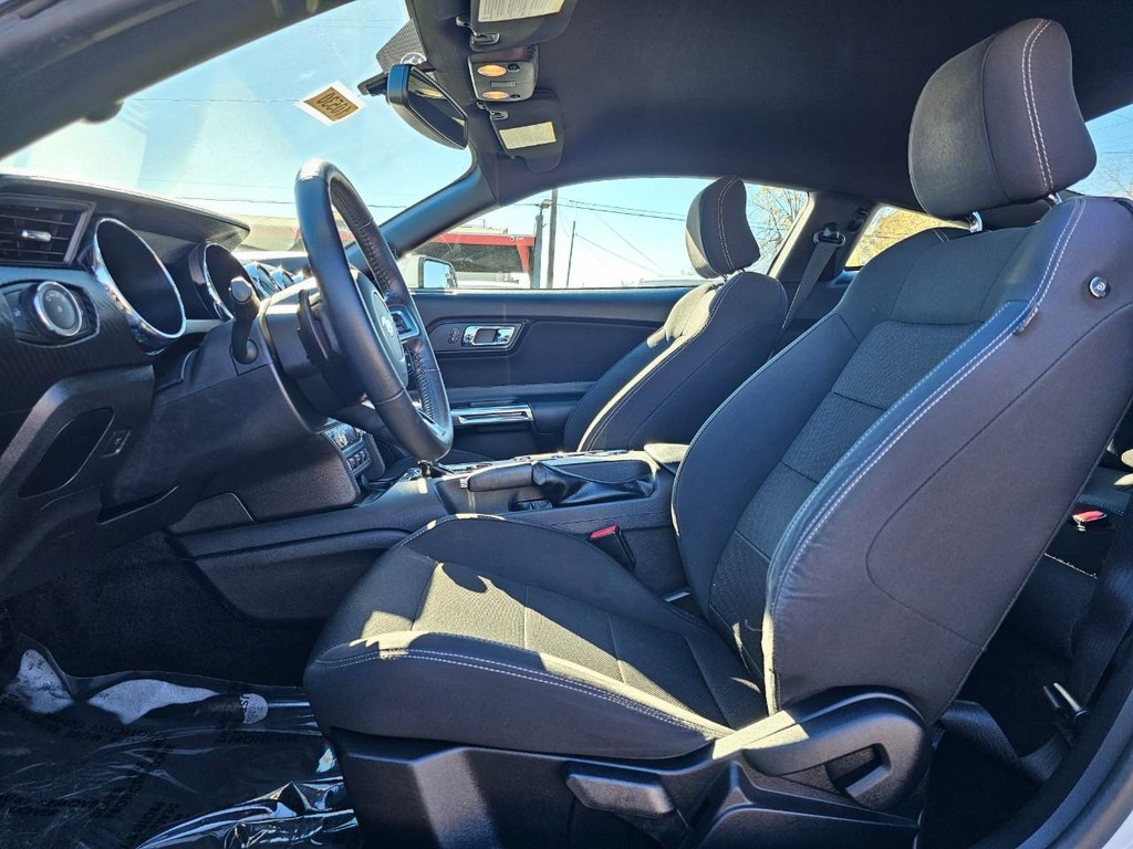 Ford Mustang Vehicle Full-screen Gallery Image 17