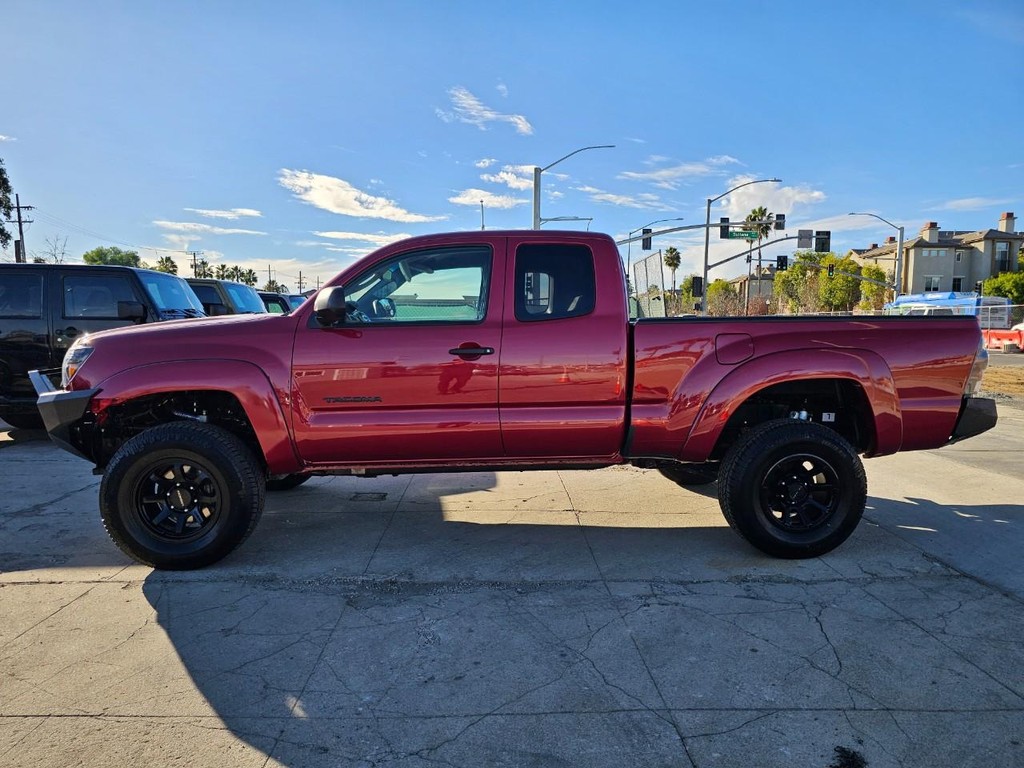 Toyota Tacoma Vehicle Full-screen Gallery Image 2
