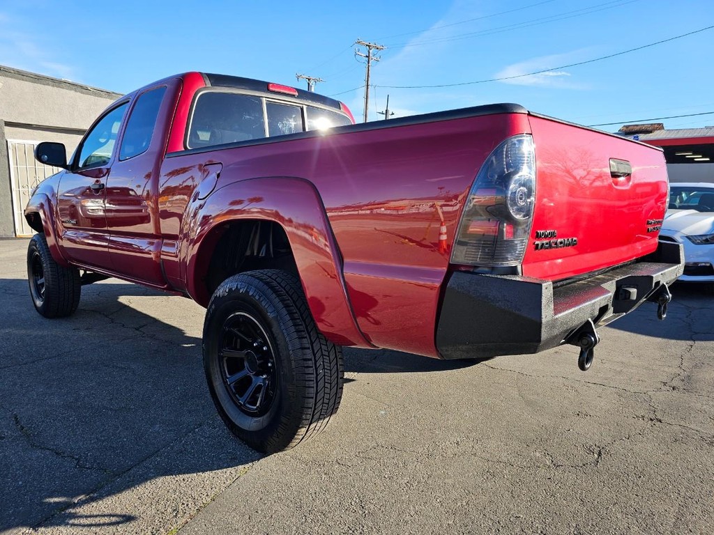 Toyota Tacoma Vehicle Full-screen Gallery Image 3