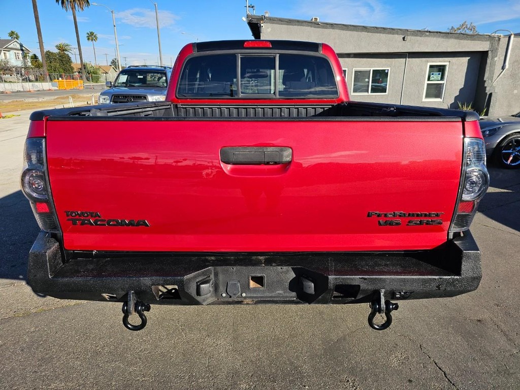 Toyota Tacoma Vehicle Full-screen Gallery Image 4