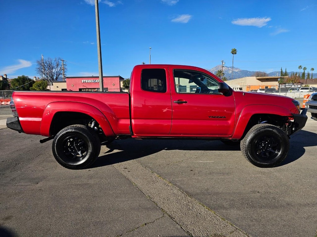 Toyota Tacoma Vehicle Full-screen Gallery Image 6