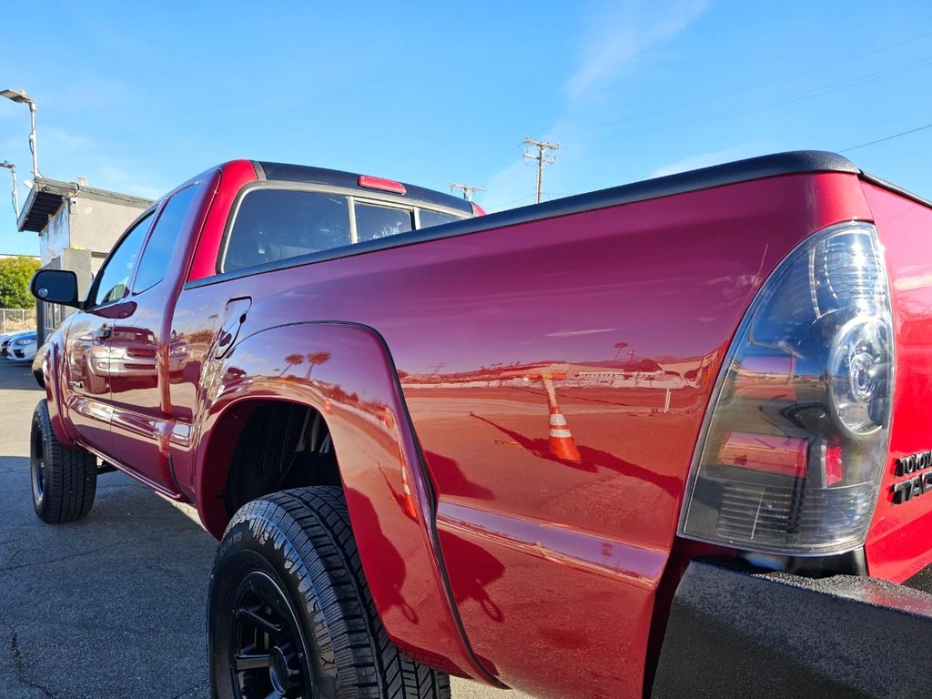 Toyota Tacoma Vehicle Full-screen Gallery Image 11