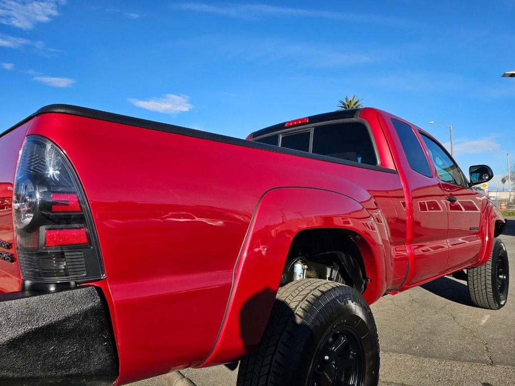 Toyota Tacoma Vehicle Full-screen Gallery Image 12