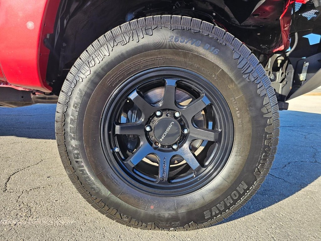 Toyota Tacoma Vehicle Full-screen Gallery Image 17