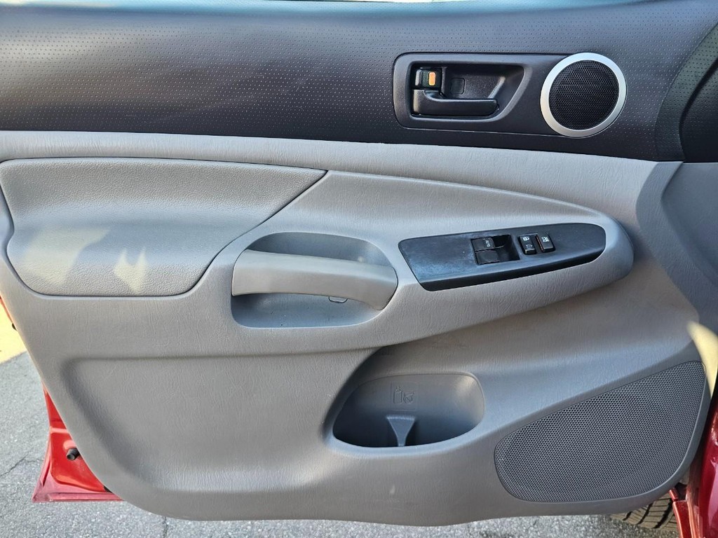 Toyota Tacoma Vehicle Full-screen Gallery Image 19