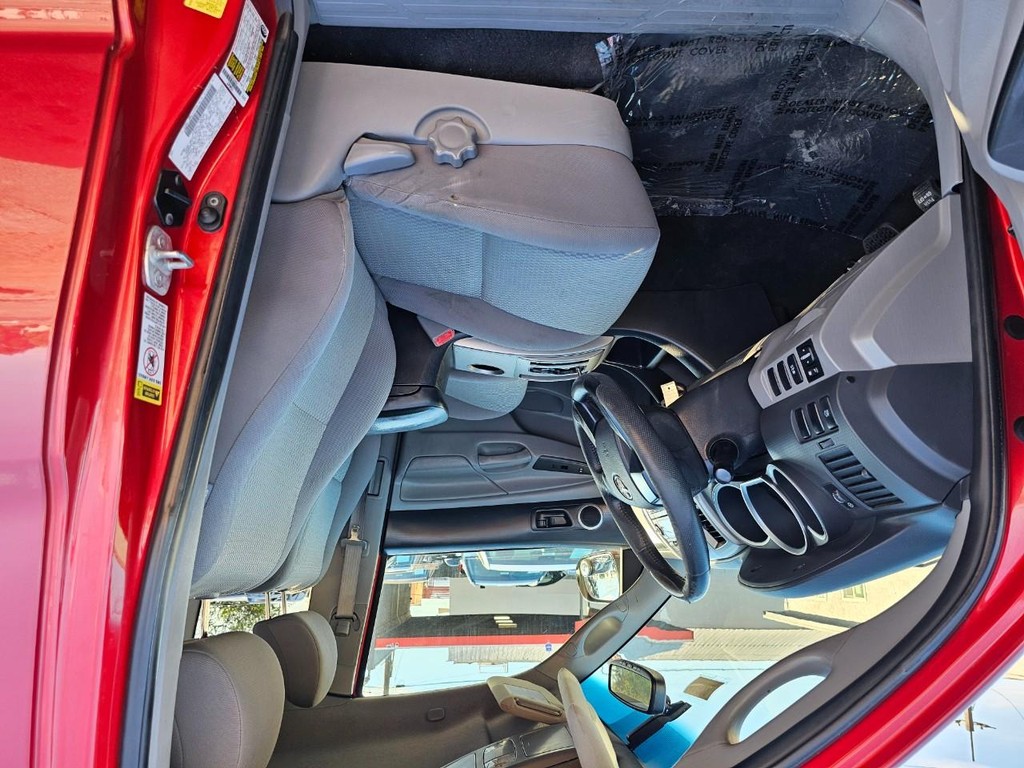 Toyota Tacoma Vehicle Full-screen Gallery Image 20