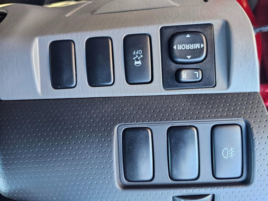 Toyota Tacoma Vehicle Full-screen Gallery Image 21