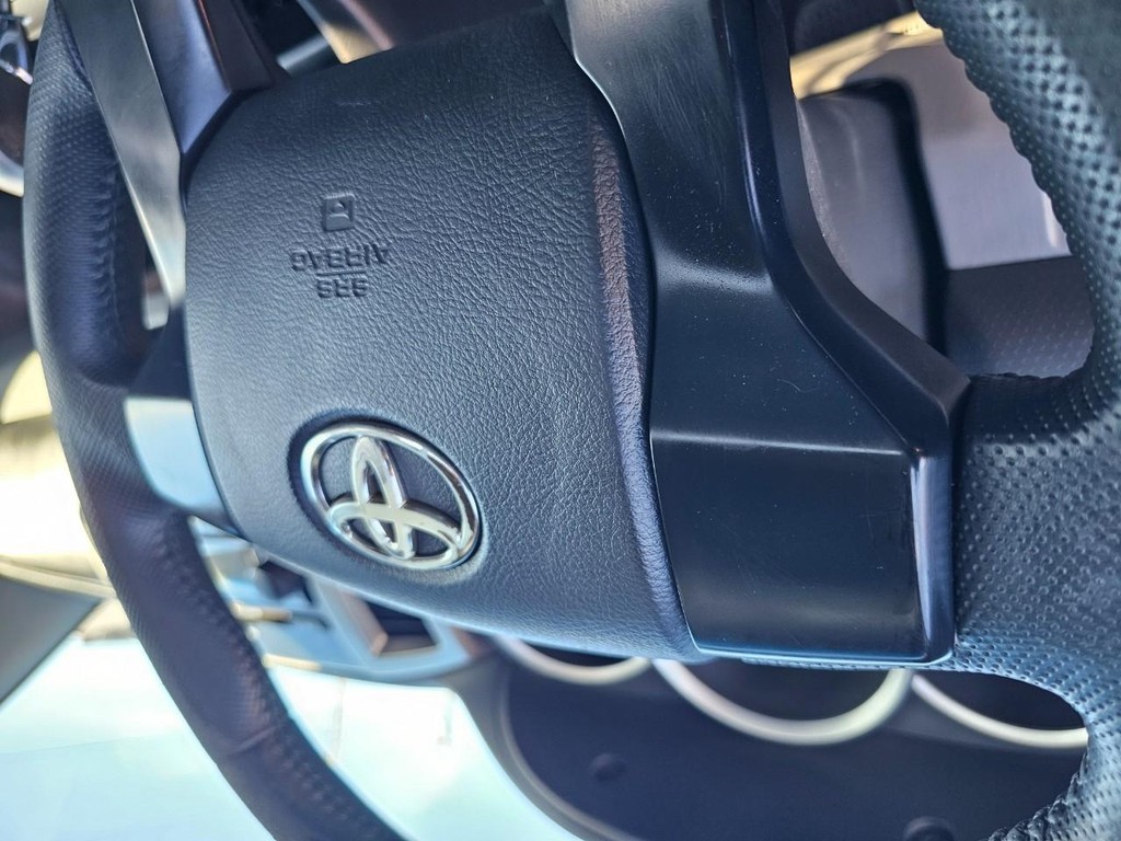 Toyota Tacoma Vehicle Full-screen Gallery Image 22