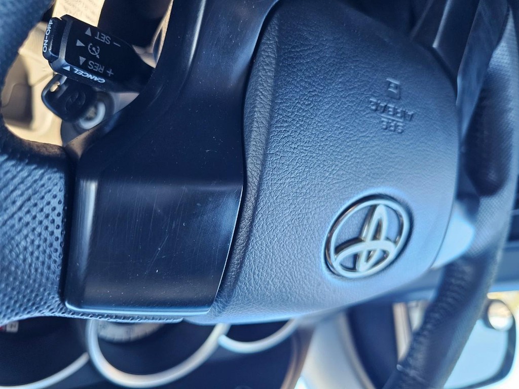 Toyota Tacoma Vehicle Full-screen Gallery Image 23