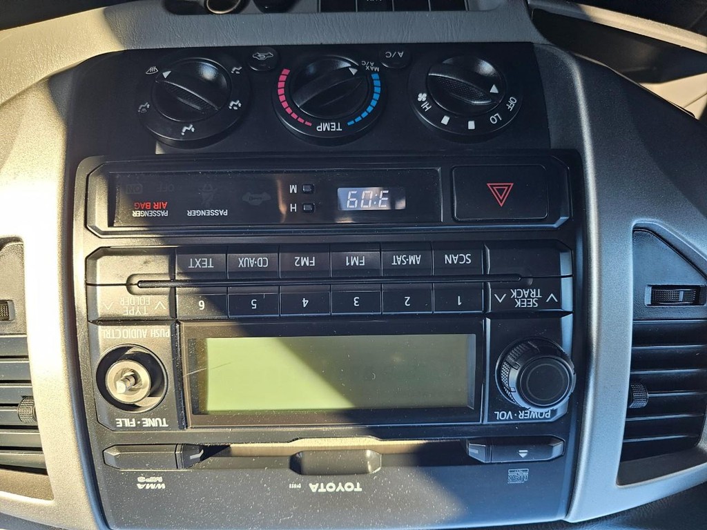 Toyota Tacoma Vehicle Full-screen Gallery Image 25