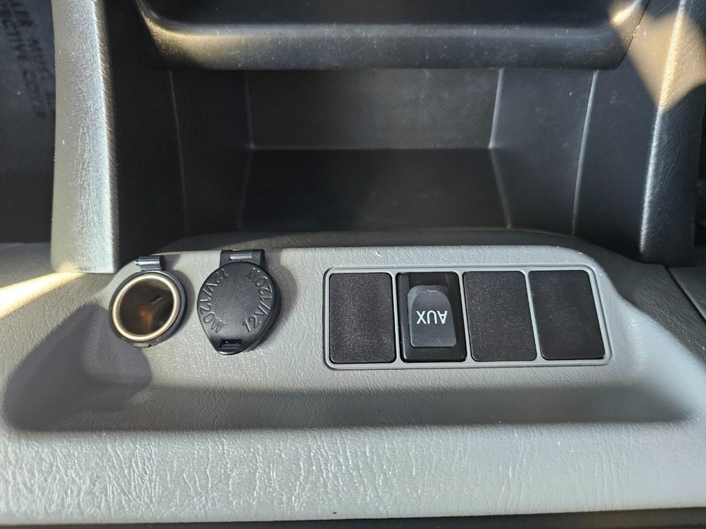 Toyota Tacoma Vehicle Full-screen Gallery Image 26