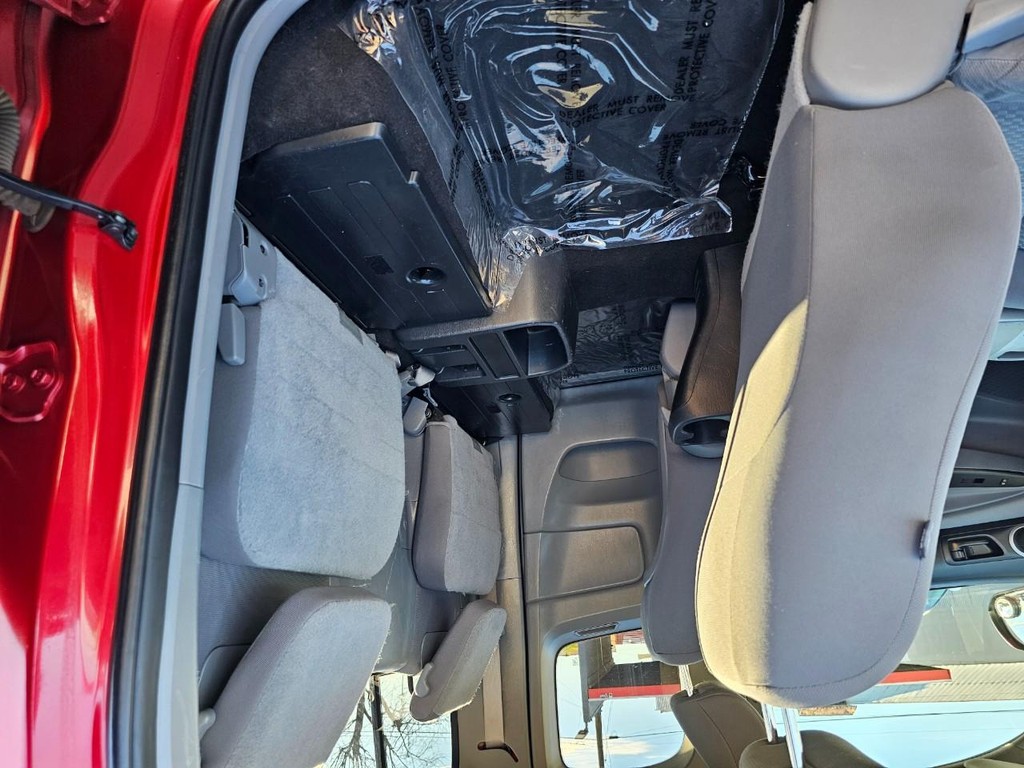 Toyota Tacoma Vehicle Full-screen Gallery Image 27