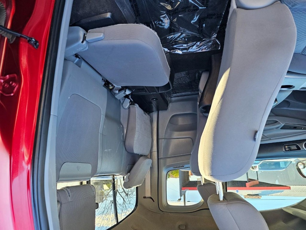 Toyota Tacoma Vehicle Full-screen Gallery Image 28