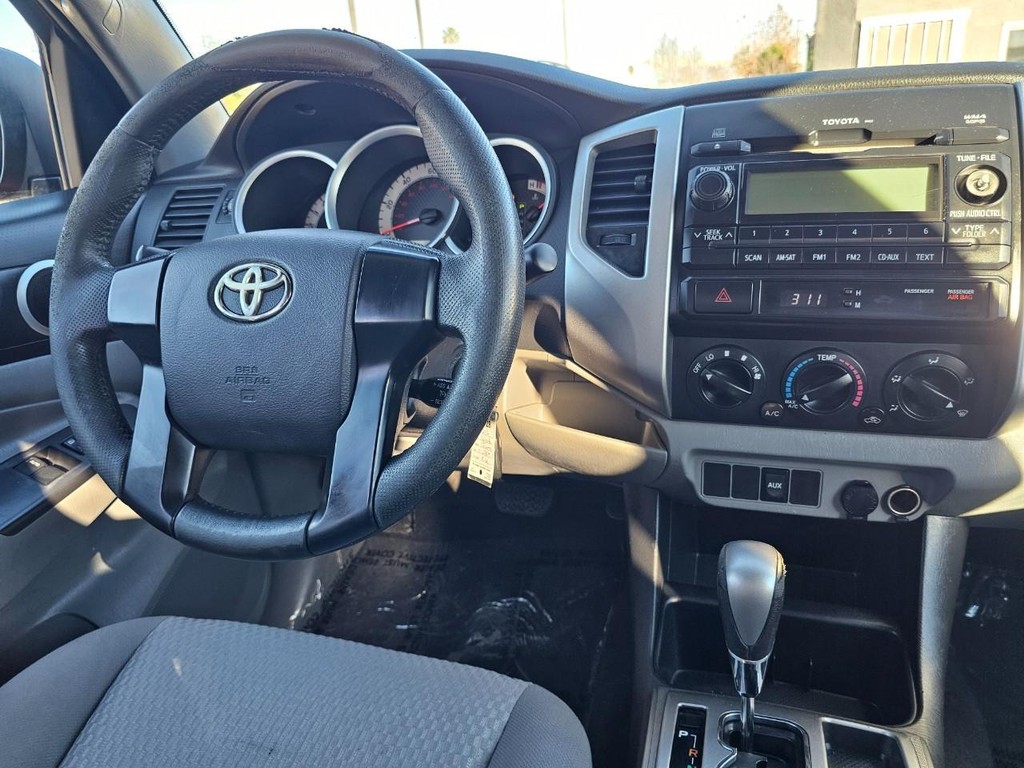 Toyota Tacoma Vehicle Full-screen Gallery Image 30
