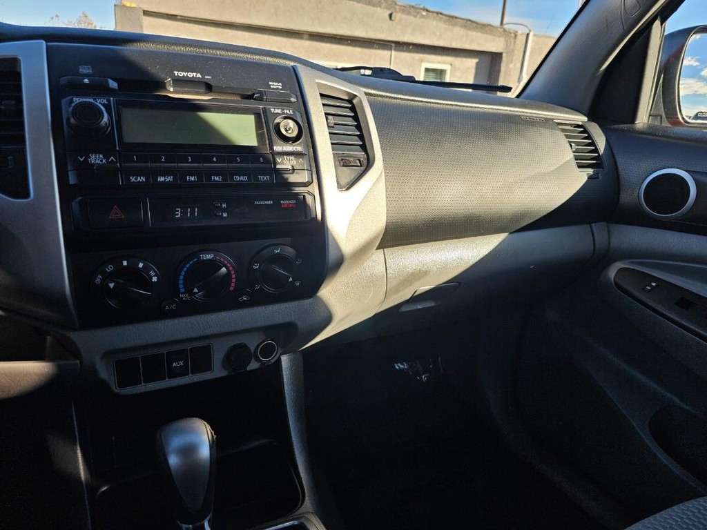 Toyota Tacoma Vehicle Full-screen Gallery Image 31