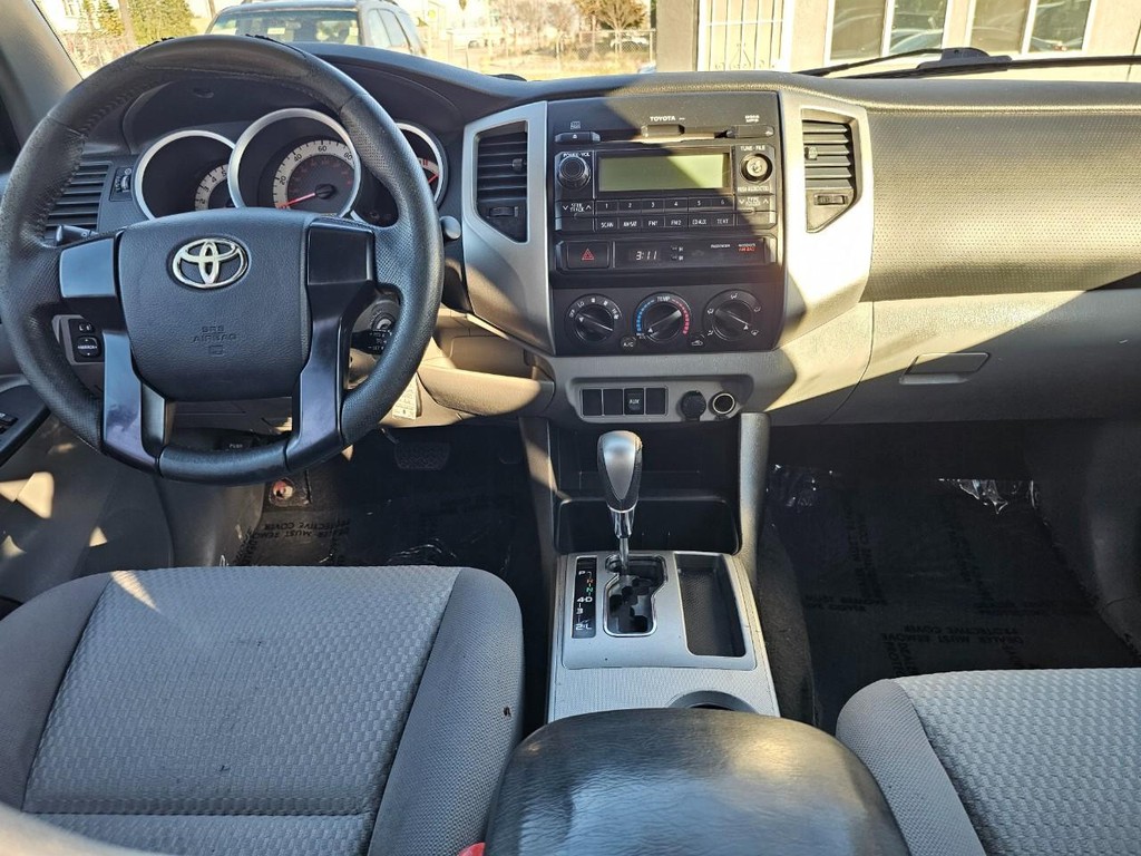 Toyota Tacoma Vehicle Full-screen Gallery Image 32