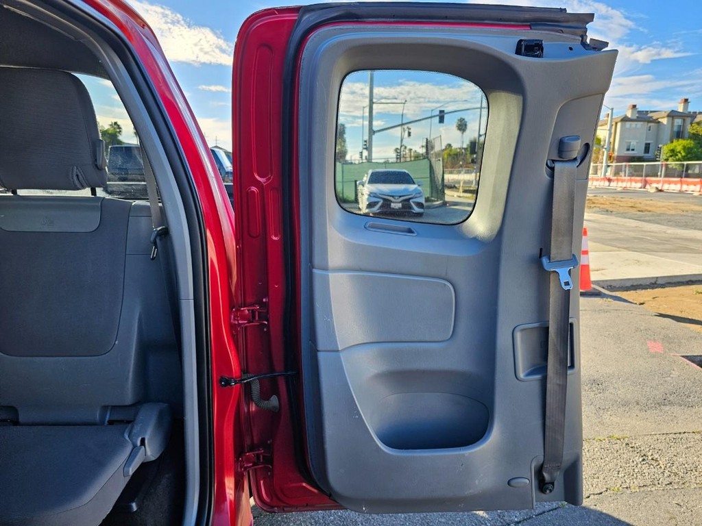 Toyota Tacoma Vehicle Full-screen Gallery Image 34