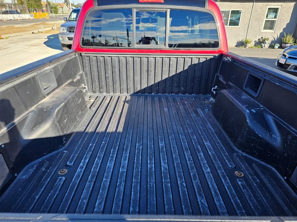 Toyota Tacoma Vehicle Full-screen Gallery Image 35