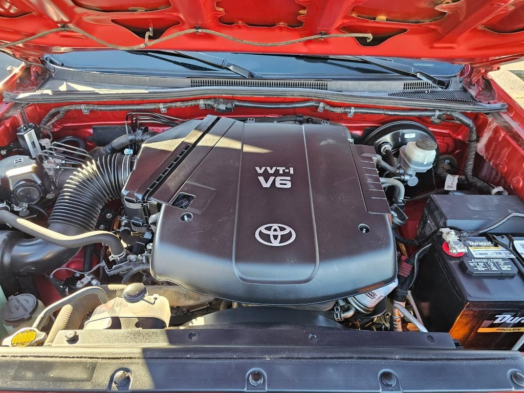 Toyota Tacoma Vehicle Full-screen Gallery Image 36