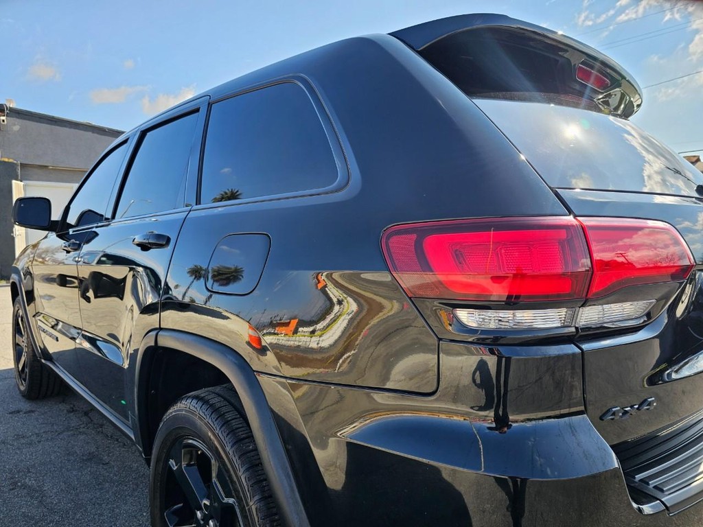 Jeep Grand Cherokee Vehicle Full-screen Gallery Image 12