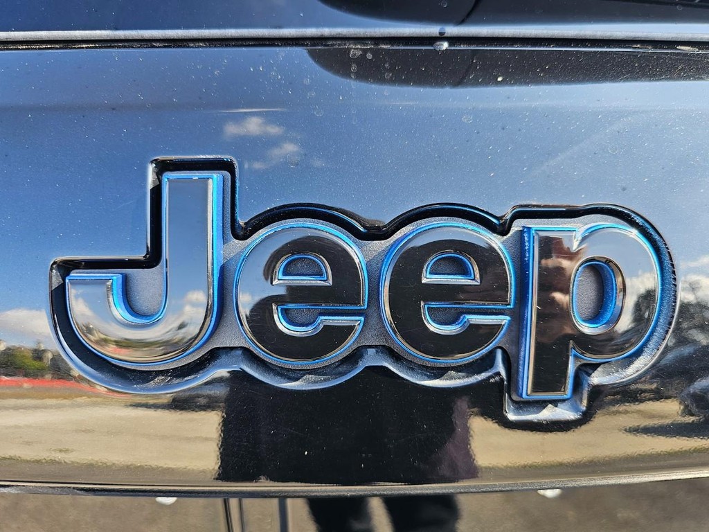 Jeep Grand Cherokee Vehicle Full-screen Gallery Image 14