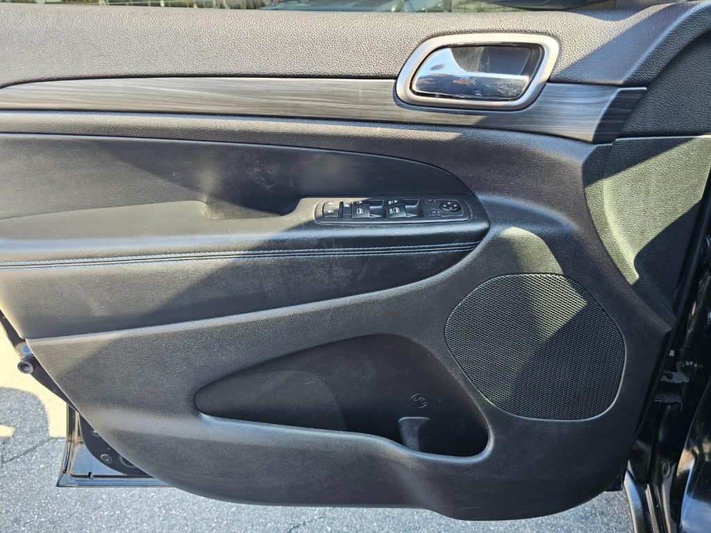 Jeep Grand Cherokee Vehicle Full-screen Gallery Image 21