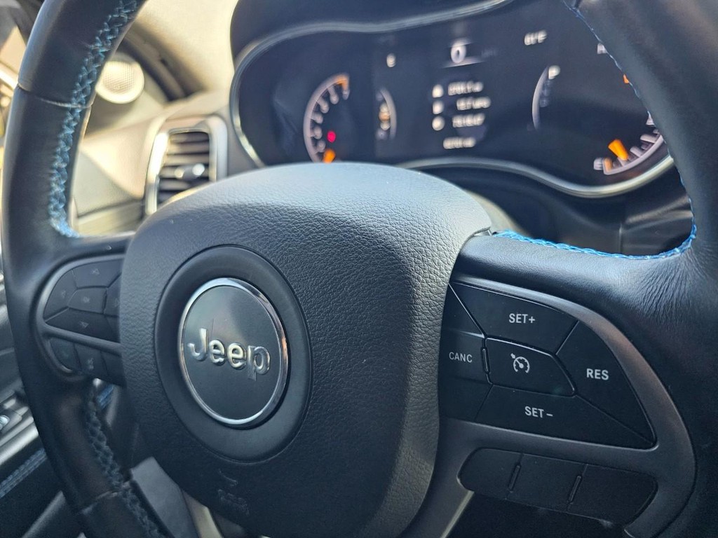 Jeep Grand Cherokee Vehicle Full-screen Gallery Image 24