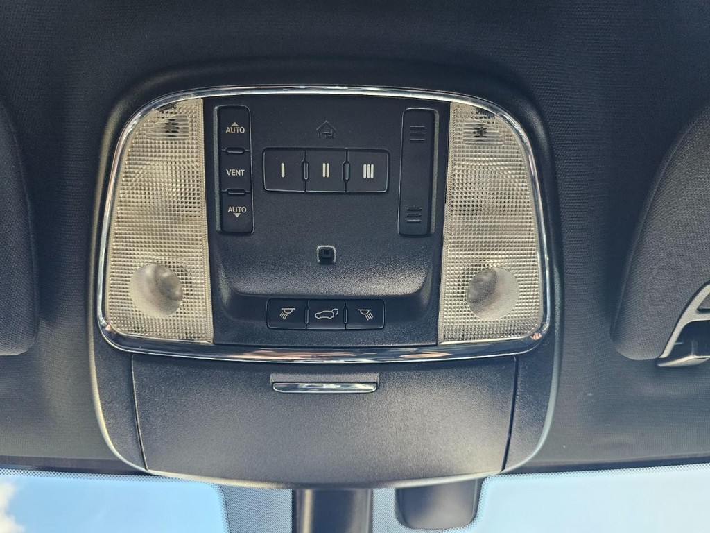 Jeep Grand Cherokee Vehicle Full-screen Gallery Image 29